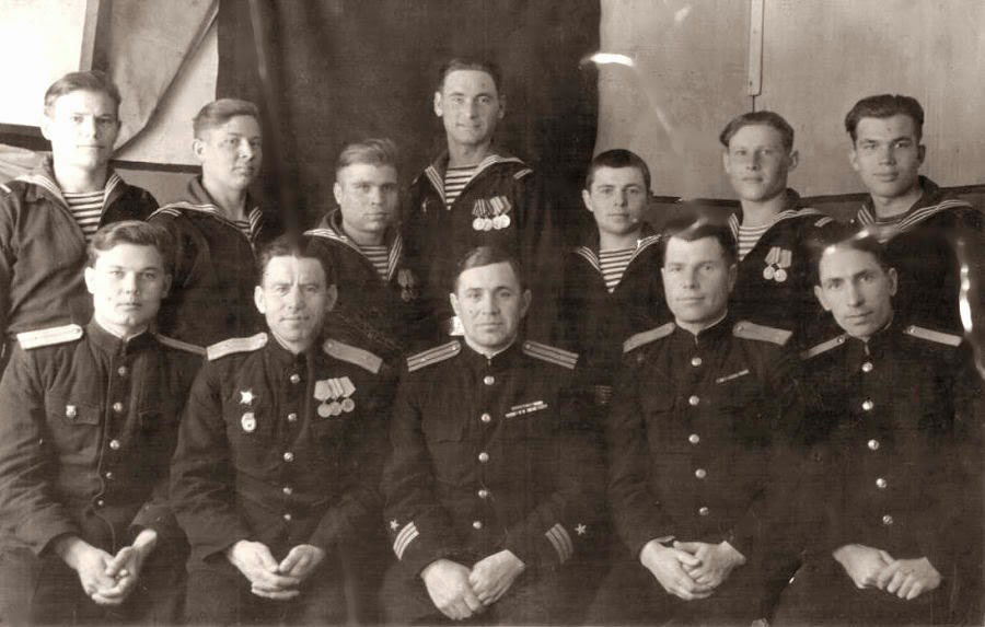 Г. Д. Шлыков первый слева во втором ряду